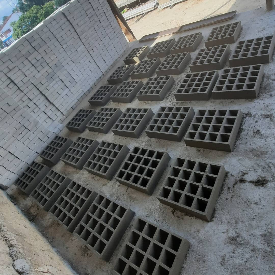 Cobogós recém-produzidos organizados na área de fabricação